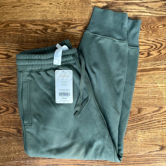 NWT Fabletics Daria Jogger Pockets Khaki Olive Green Size L Comfy Lounge Taper - Picture 4 of 10